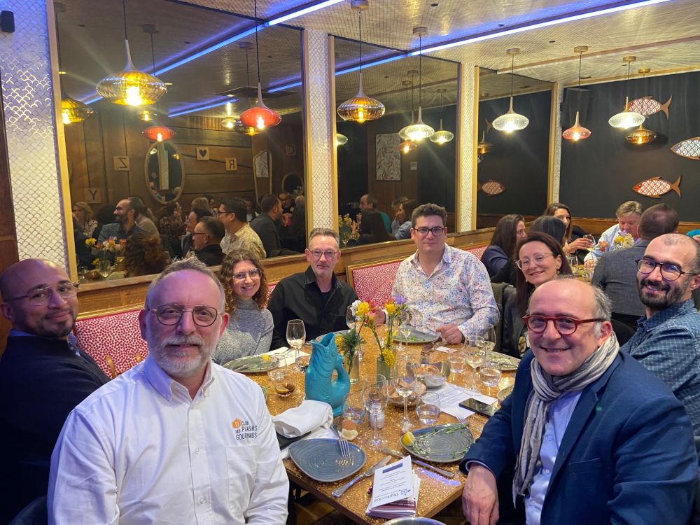 4 Tables de 8 chefs d'entreprises organisées par le club entreprises à Lyon les Plaisirs Gourmands au restaurant Crazy Salmon